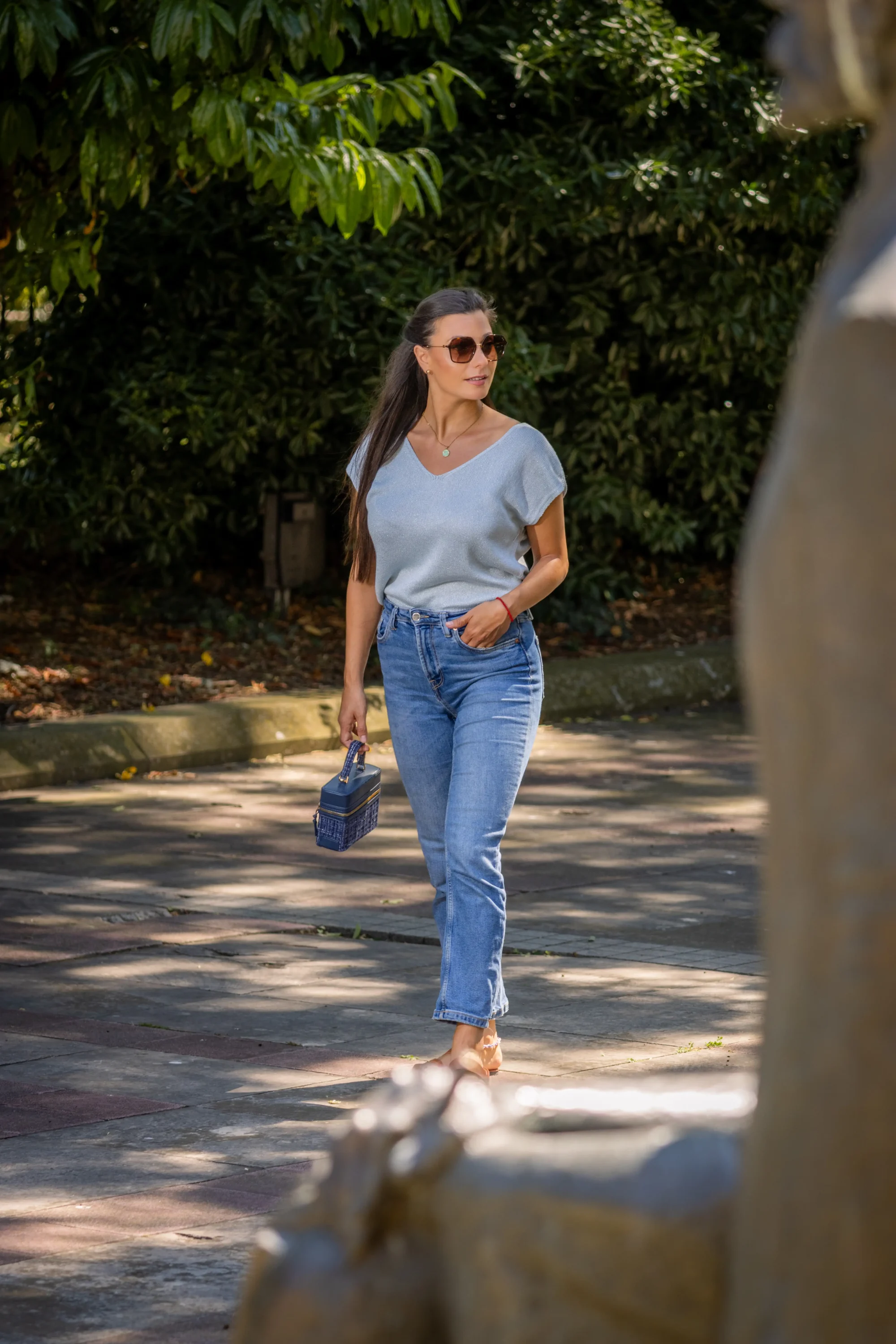 Летен пуловер Искрица с V-образно деколте в небесно синьо от памук, вискоза и нишка ламе в цял ръст