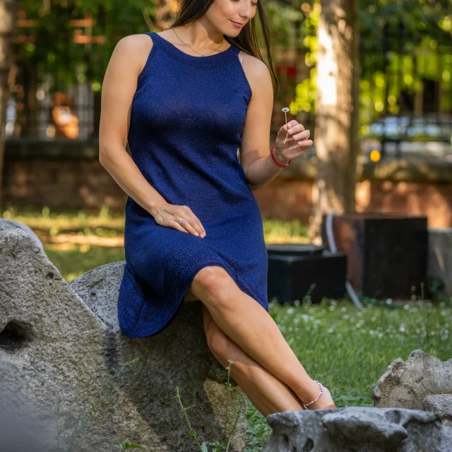Плетена рокля Юлия от памук и вискоза, с нишка ламе, цвят среднощно синьо, седнала