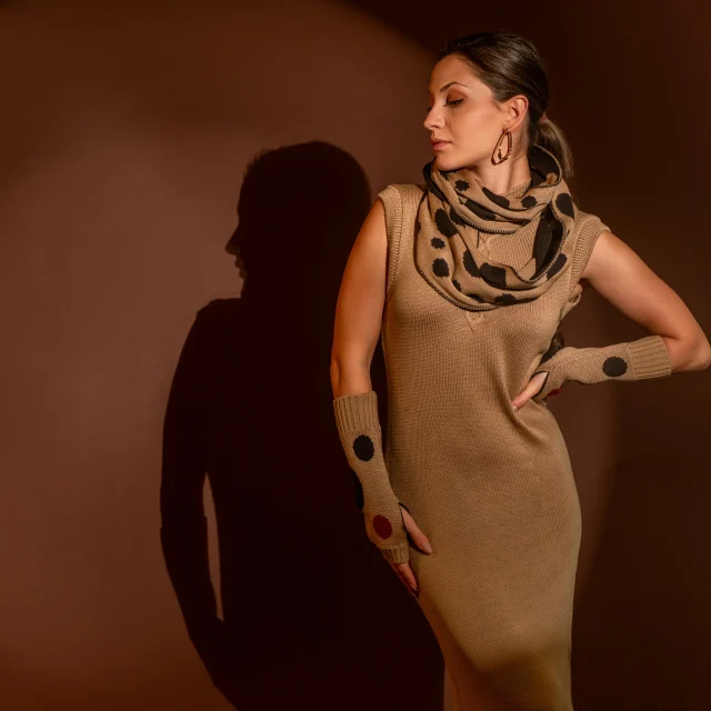 Двулицев дамски шал Лесли от 100% мерино на точки в цвят карамел